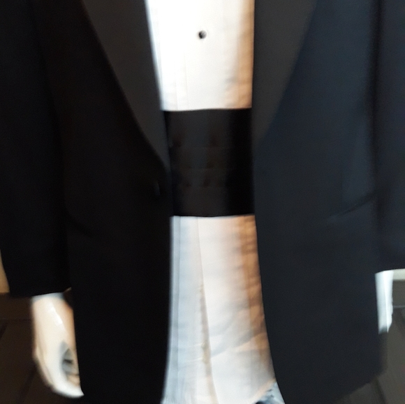 Men's Black Two-piece Tuxedo Suit (40S) - Picture 4 of 8